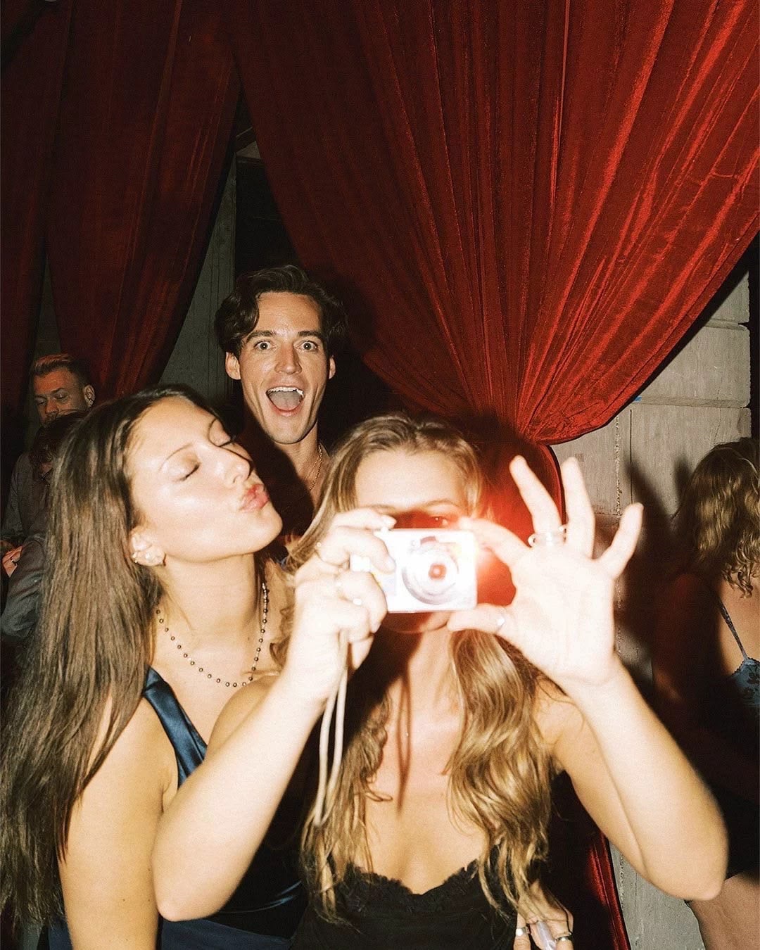 Deux amies prenant une photo à l'appareil jetable au festival Harmoni