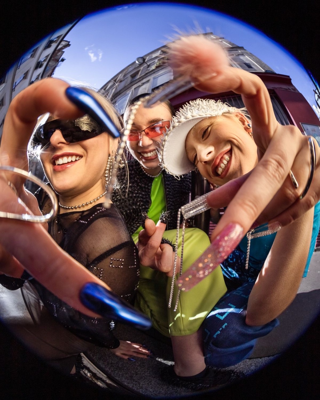 Foule au festival Harmoni photographiée au flash à l'objectif fisheye