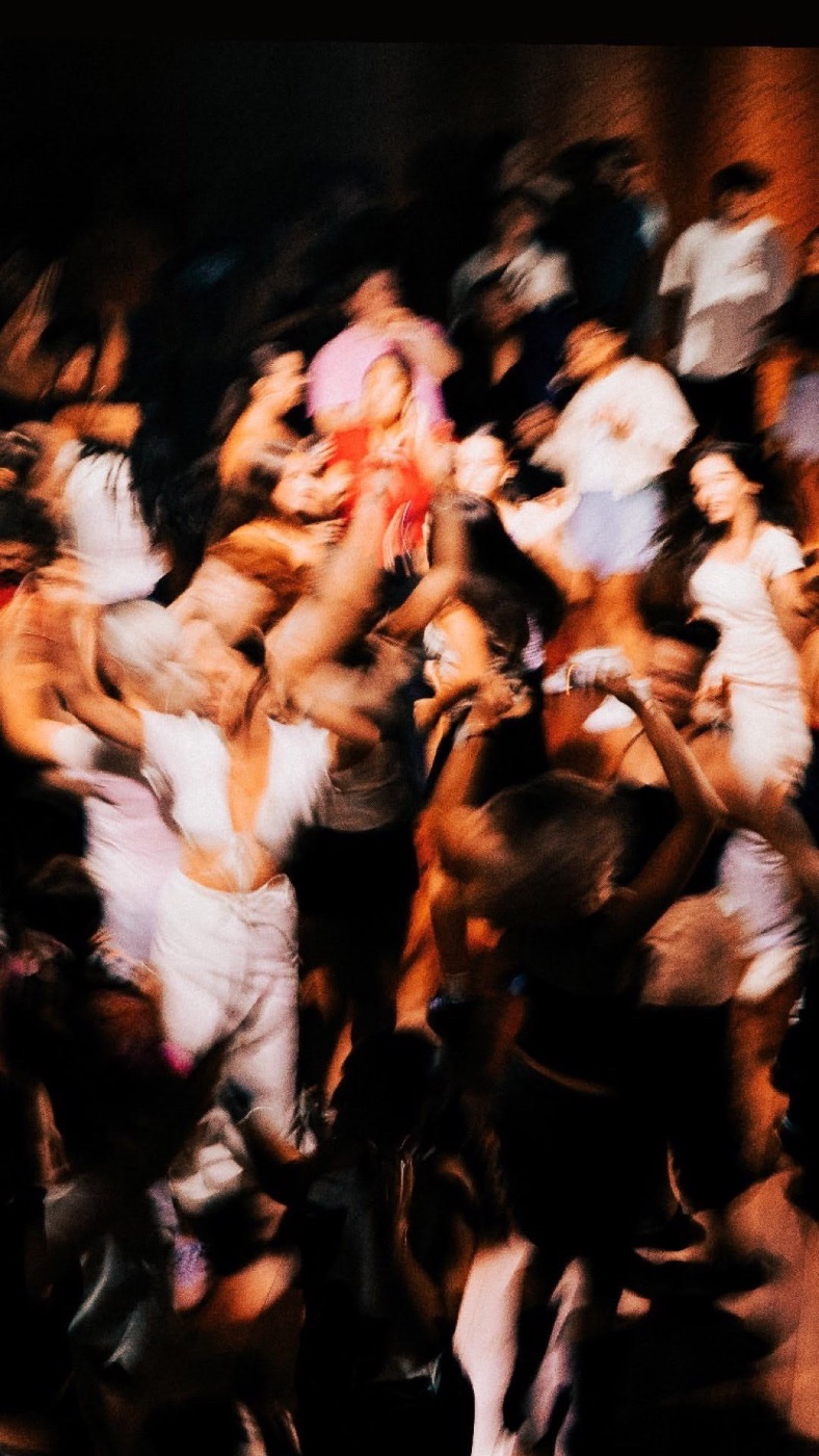 Foule en mouvement devant la scène du festival Harmoni